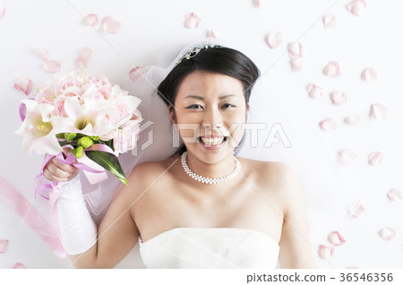A bride who has a bouquet and smiles A bride who has a bouquet and smiles 36546356