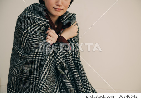 在毯子包裹的少婦 36546542