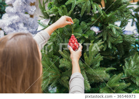 Cheerful happy customer girl choosing Christmas 36546973