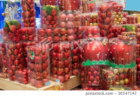 Shelf with red Christmas tree decoration balls 36547147