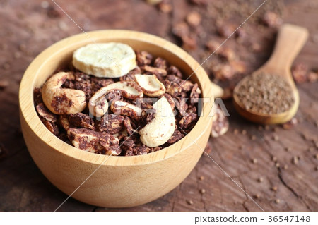 healthy granola with cashew 36547148