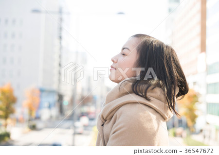 一個閉上眼睛的女人 36547672