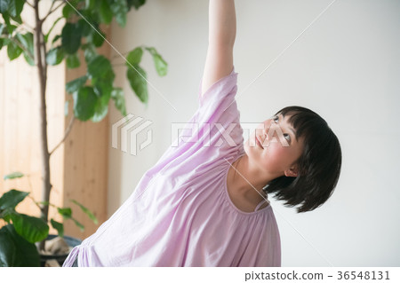 做瑜伽的年輕日本婦女在演播室 做瑜伽的年輕日本婦女在演播室 36548131