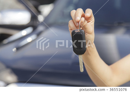Woman with a car keys 36551076