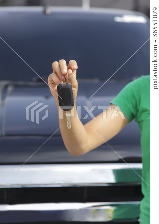 Woman with a car keys 36551079