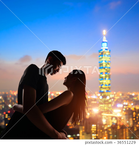 silhouette of couple 36551229