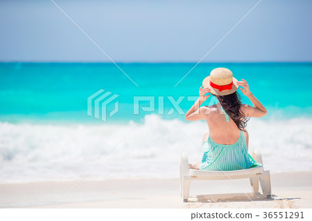 Young woman on a tropical beach with hat on beach 36551291