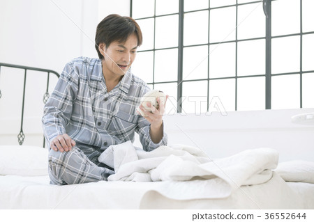40s male oversleep image 40s male oversleep image 36552644