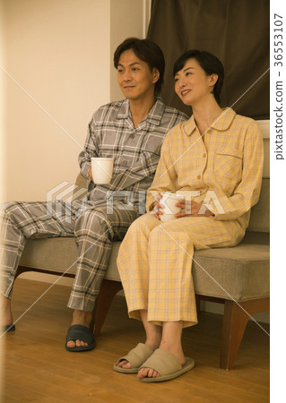 Loving couple in the living room 36553107