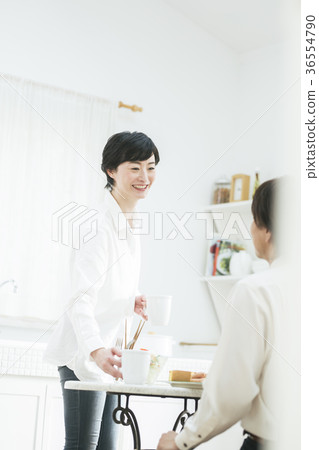 Refreshing breakfast image _ couple Refreshing breakfast image _ couple 36554790