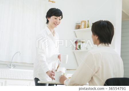 Refreshing breakfast image _ couple Refreshing breakfast image _ couple 36554791