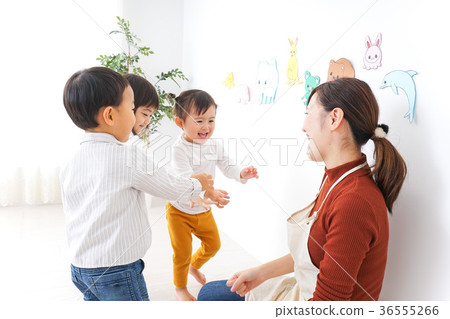 在托兒所,托兒所,幼兒園玩耍的兒童和老師 在托兒所,托兒所,幼兒園玩耍的兒童和老師 36555266