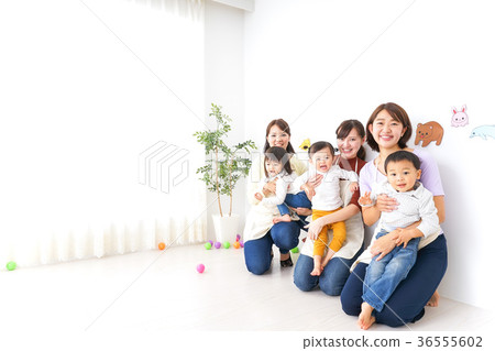 Children and teachers who play in nursery, nursery, kindergarten 36555602