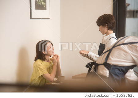 Cafe clerk couple 36555623