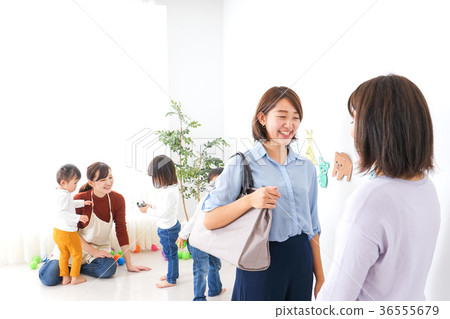 發送和接受幼兒園的女商人 發送和接受幼兒園的女商人 36555679