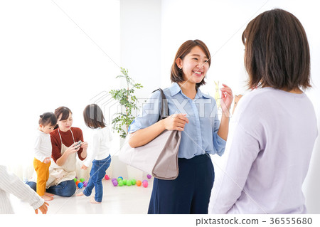 發送和接受幼兒園的女商人 36555680
