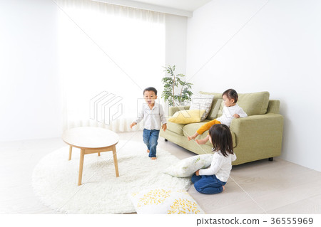 在家里和朋友一起玩 36555969