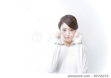 一名女子被捕 一名女子被捕 36556254