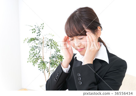 遭受頭疼的女商人 遭受頭疼的女商人 36556434