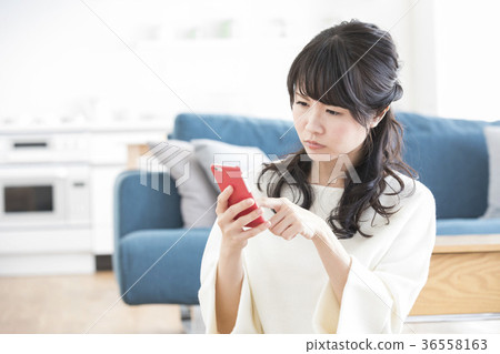 觀看智能手機的婦女 36558163