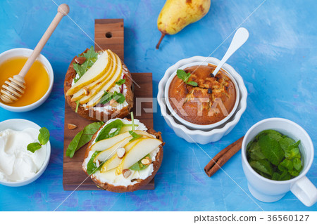 Sandwiches with cottage cheese and cupcake Sandwiches with cottage cheese and cupcake 36560127