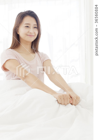 Young woman 36560884