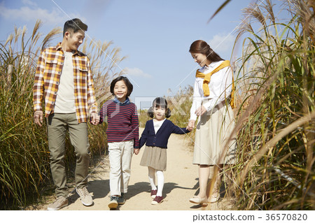 爸爸,媽媽,兒子,女兒,家庭,公園 爸爸,媽媽,兒子,女兒,家庭,公園 36570820
