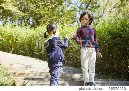 男孩，女孩，兄弟和姐妹，公園 36570950