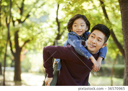 爸爸,兒子,家庭,公園,秋天 爸爸,兒子,家庭,公園,秋天 36570965