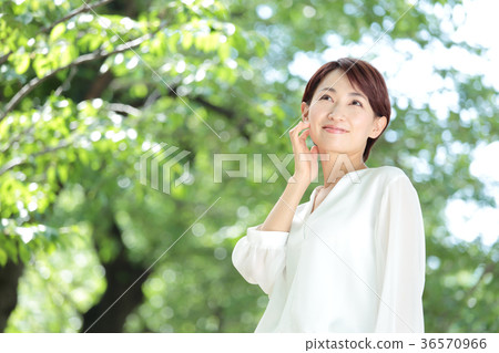 新綠色中間婦女 36570966
