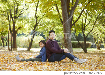 爸爸，兒子，家庭，公園，秋天 36570977