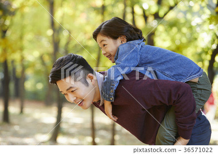 爸爸,兒子,家庭,公園,秋天 爸爸,兒子,家庭,公園,秋天 36571022