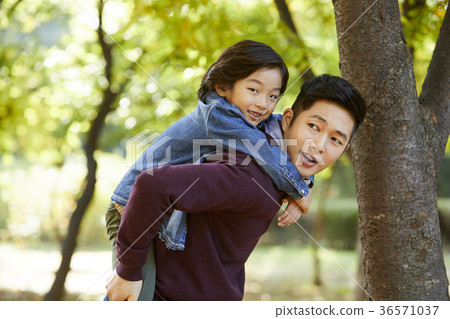 爸爸,兒子,家庭,公園,秋天 爸爸,兒子,家庭,公園,秋天 36571037