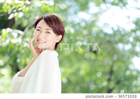 新綠色中間婦女 36571038
