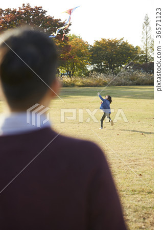 爸爸，兒子，家庭，公園，秋天 36571123