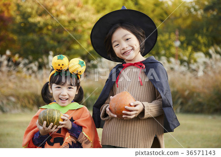 Boy, girl, brother and sister, park 36571143