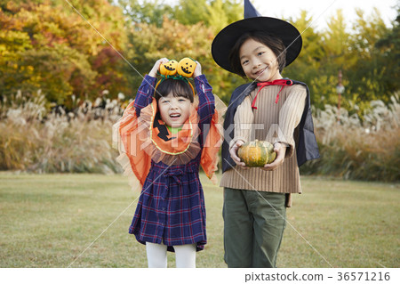 男孩,女孩,兄弟和姐妹,公園 男孩,女孩,兄弟和姐妹,公園 36571216