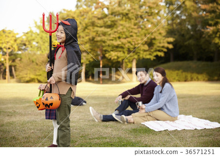 Dad, mom, son, daughter, family, park Dad, mom, son, daughter, family, park 36571251