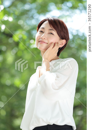 新綠色中間婦女 36571290