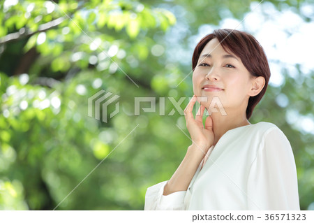 新綠色中間婦女 36571323