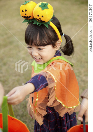 男孩,女孩,兄弟和姐妹,公園 男孩,女孩,兄弟和姐妹,公園 36571367