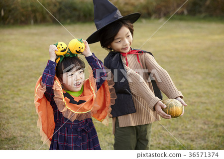Boy, girl, brother and sister, park Boy, girl, brother and sister, park 36571374
