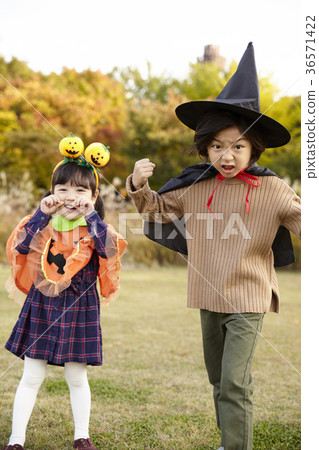 Boy, girl, brother and sister, park Boy, girl, brother and sister, park 36571422