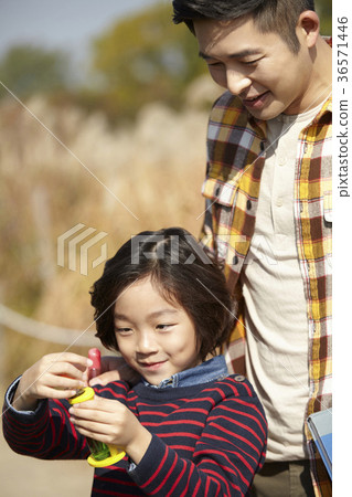 爸爸,兒子,家庭,公園,秋天 爸爸,兒子,家庭,公園,秋天 36571446