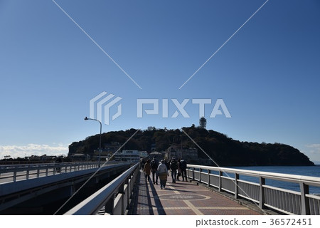 People visiting Enoshima People visiting Enoshima 36572451