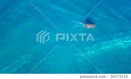 Aerial view of speed boat in the sea 36573510