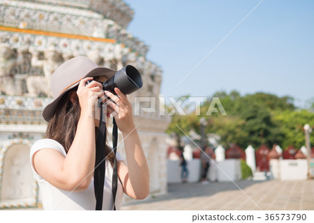 Female shooting phot os at Wat Arun Female shooting phot os at Wat Arun 36573790