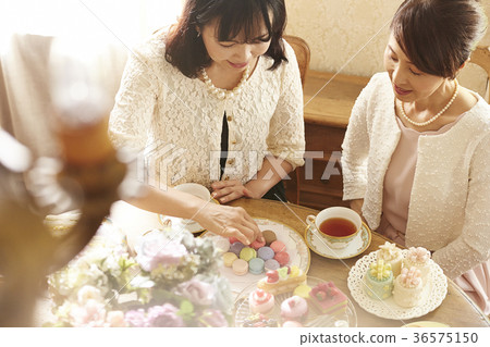 Elegant tea time Elegant tea time 36575150