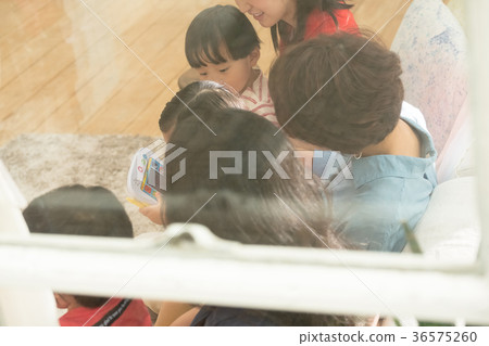父母和孩子在客廳裡放鬆 父母和孩子在客廳裡放鬆 36575260