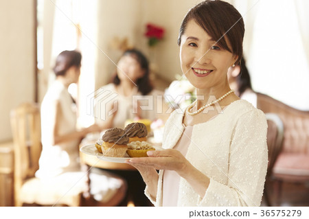 Elegant tea time Elegant tea time 36575279
